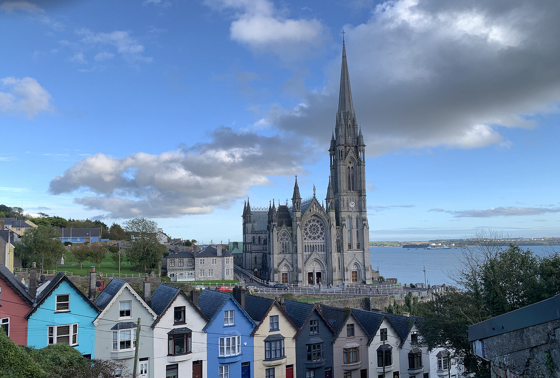 St. Colemans Cathedral, with Ireland’s only carillon, characterizes the picturesque scenery of the harbor city Cobh in the south of Ireland. Harbor City with St. Colemans Cathedral