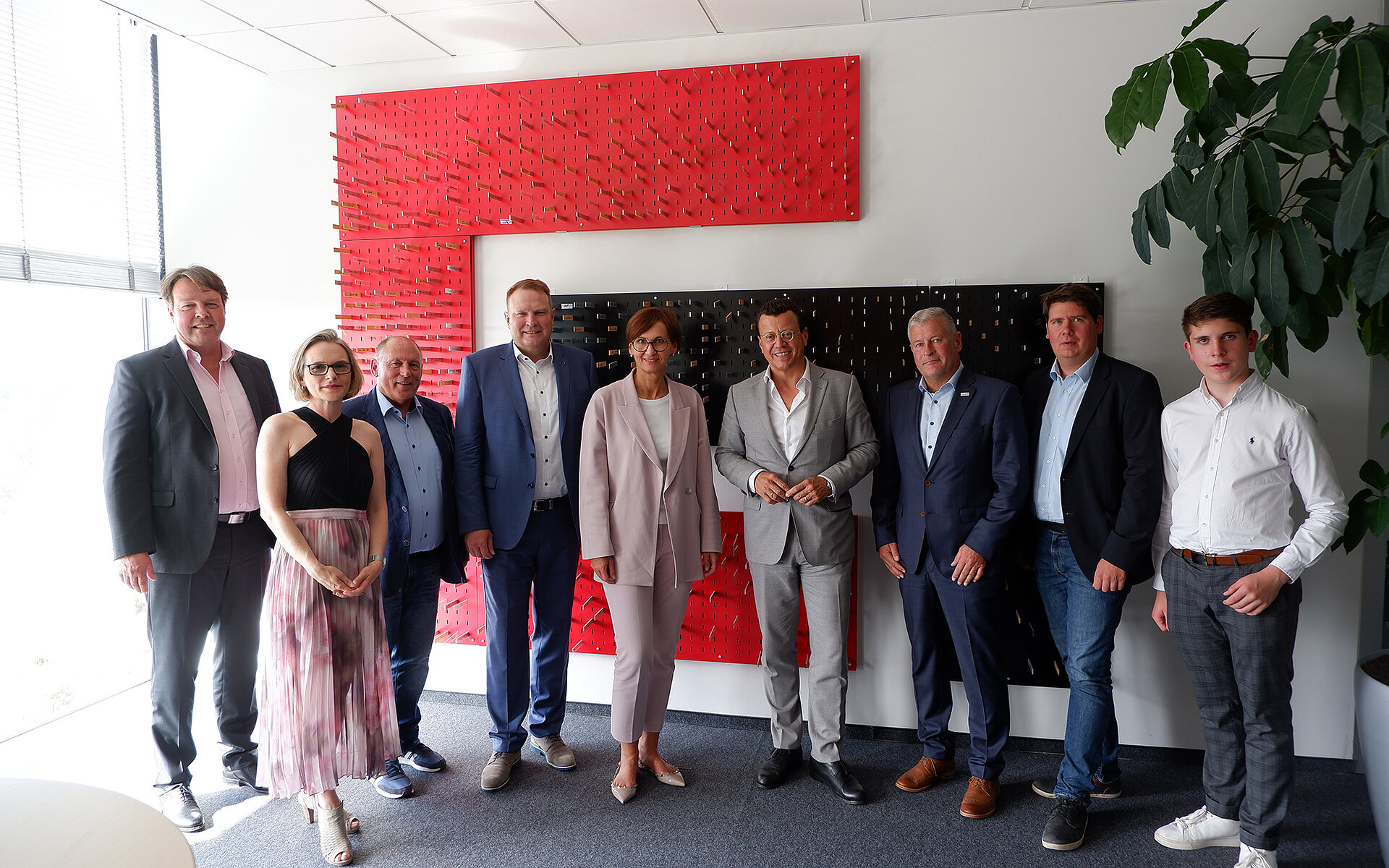 Die Bundesministerin für Bildung und Forschung, Bettina Stark-Watzinger, und ihre Delegation wurden vom Management der Grenzebach BSH herzlich begrüßt.