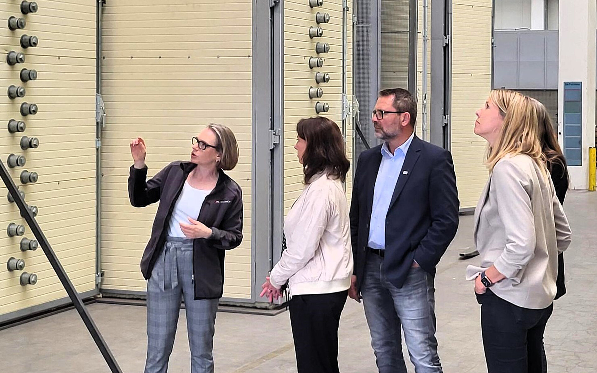 Fiebig-Weisheit, Personalleiterin Grenzebach, führt die Gruppe durch das Technikum