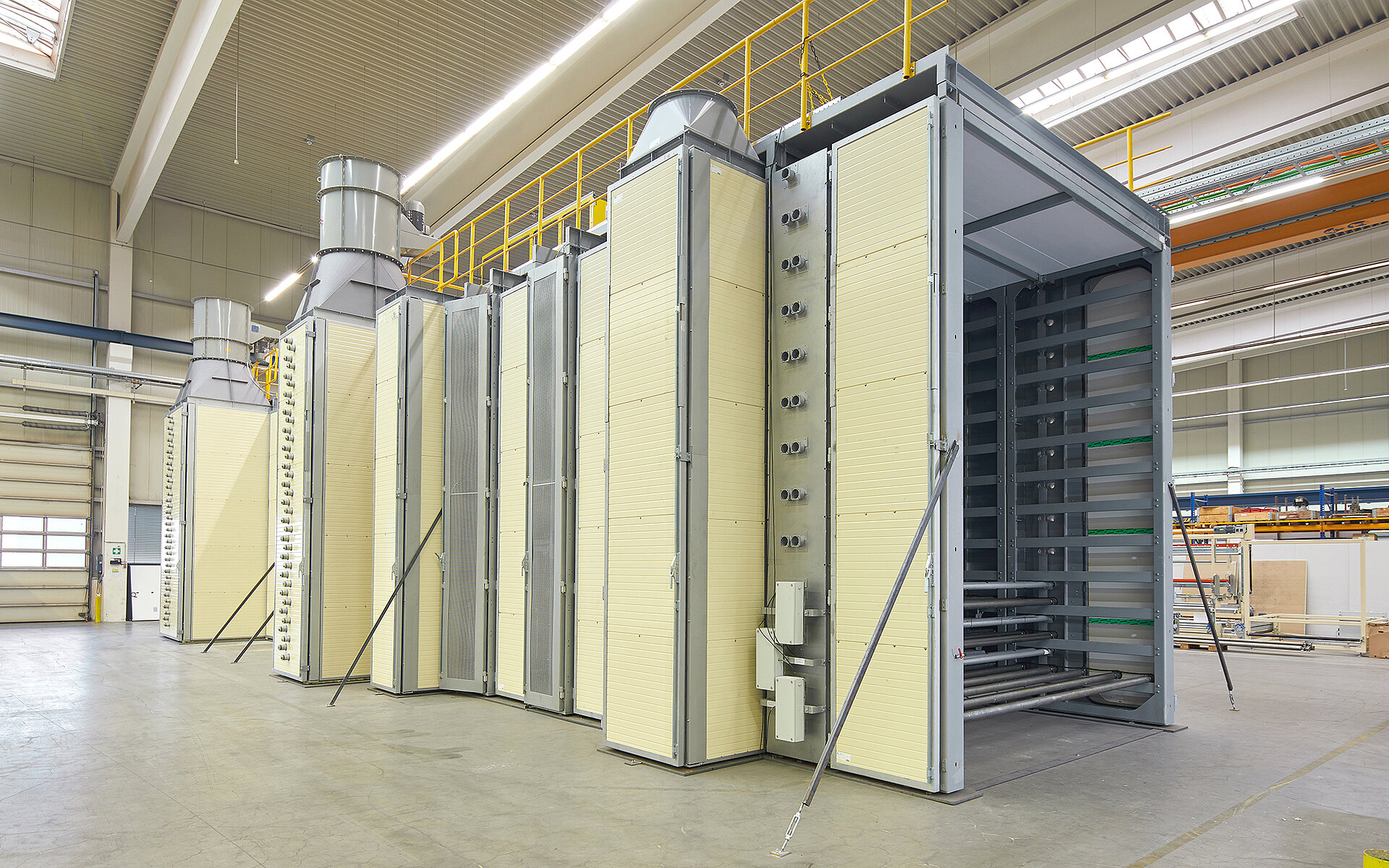 Der neue UHE-Trockner von Grenzebach stand im Mittelpunkt der Besichtigung