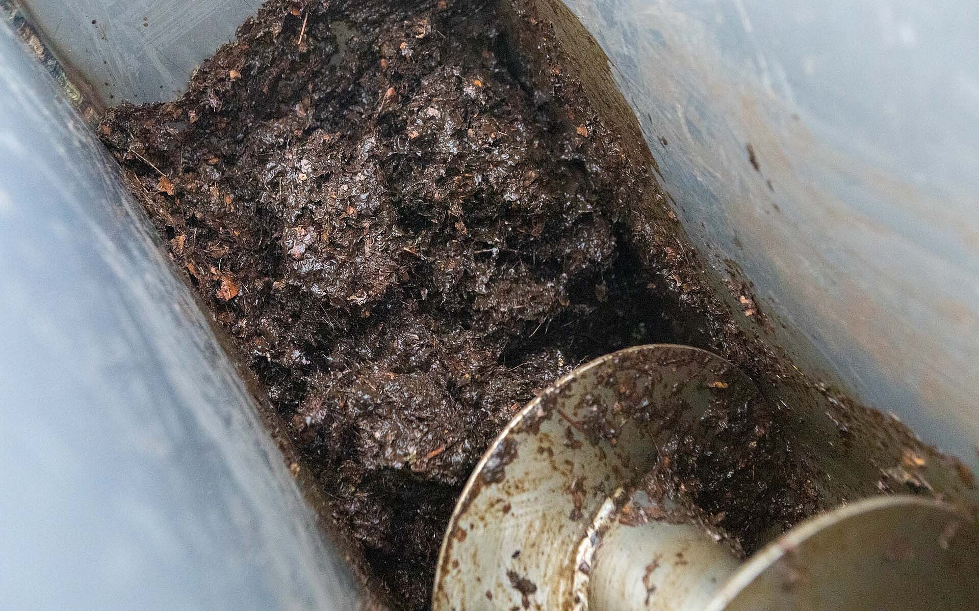 Kommunales Laub und überschüssige Mengen Gülle aus der Landwirtschaft werden im Steen-FOS Verfahren in verschiedenen Prozessschritten aufbereitet. Copyright: Marco Gallmeier